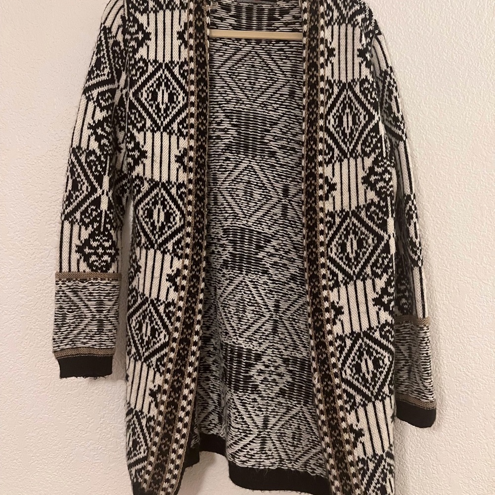 Toda Bela Black and White Patterned Women's Sweater